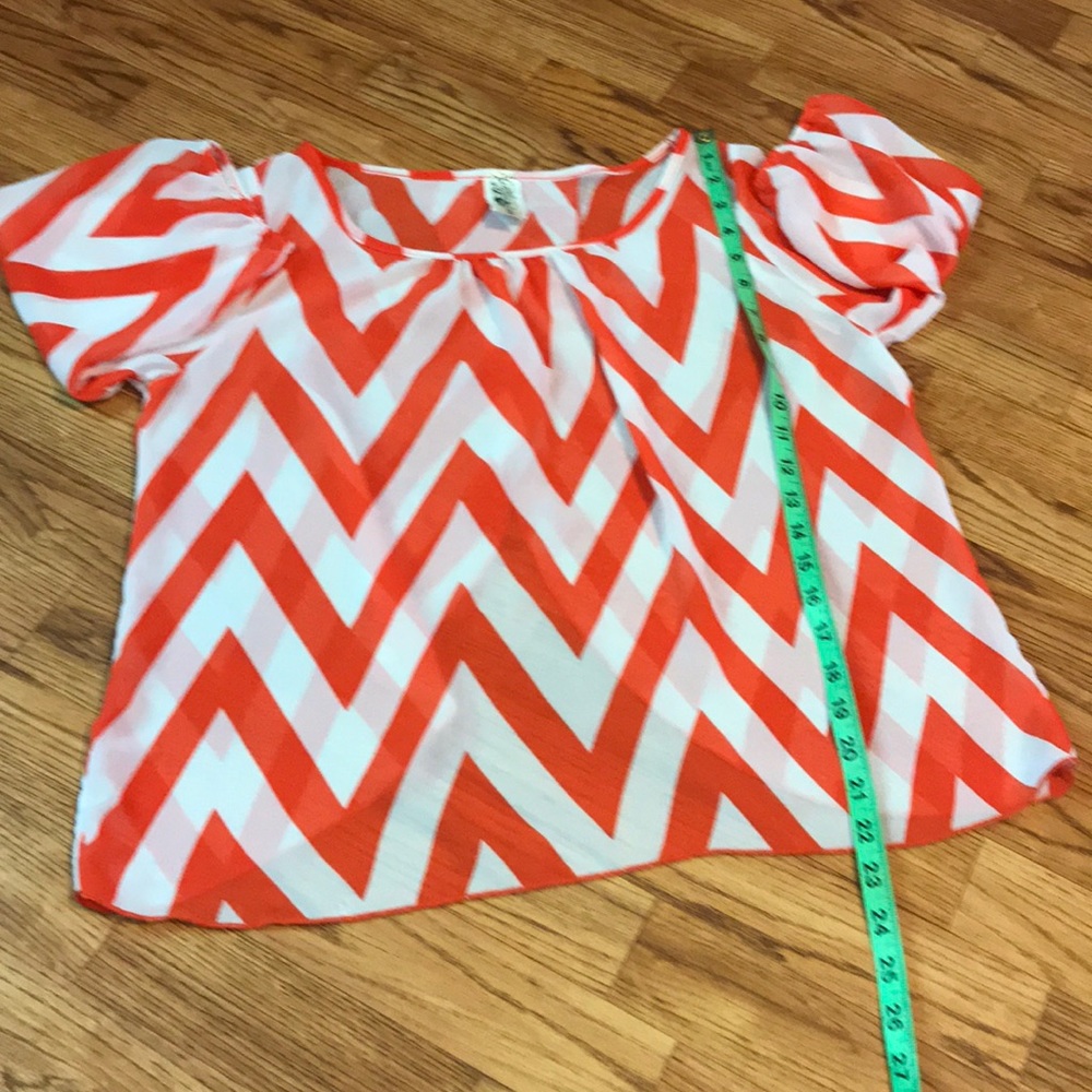 Chevron Blouse size Small 💕 - Picture 7 of 8